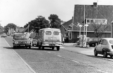 847593 Gezicht op de Oud Loosdrechtsedijk (de T32, tertiaire provinciale weg Loenen-Hilversum) te Loosdrecht, met ...
